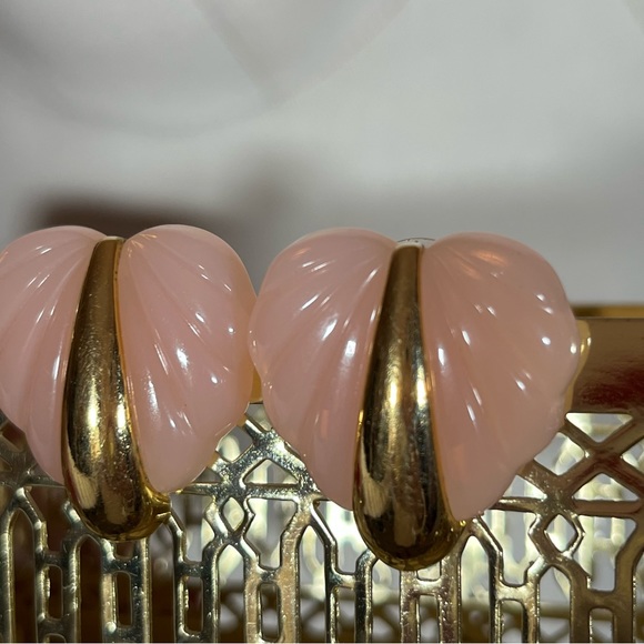 Vintage 80 90 Retro Maximalism Deco pink Lucite Heart Gold Mobwife Earrings - Picture 8 of 15